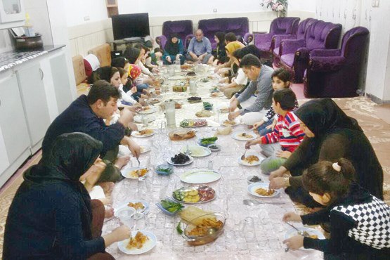 غذا خوردن به سبک ایرانی- اسلامی را فراموش نکنیم