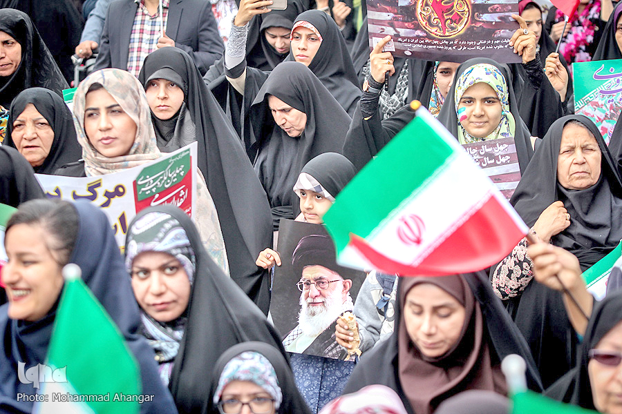 در ‌گفتمان انقلاب اسلامی؛ زن در همه نقش‌هایش قابل احترام است