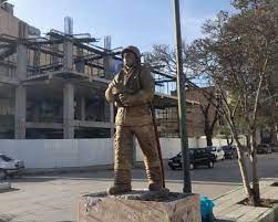نصب تندیس آتش‌نشان در چهارراه آتش‌نشانی کرمانشاه