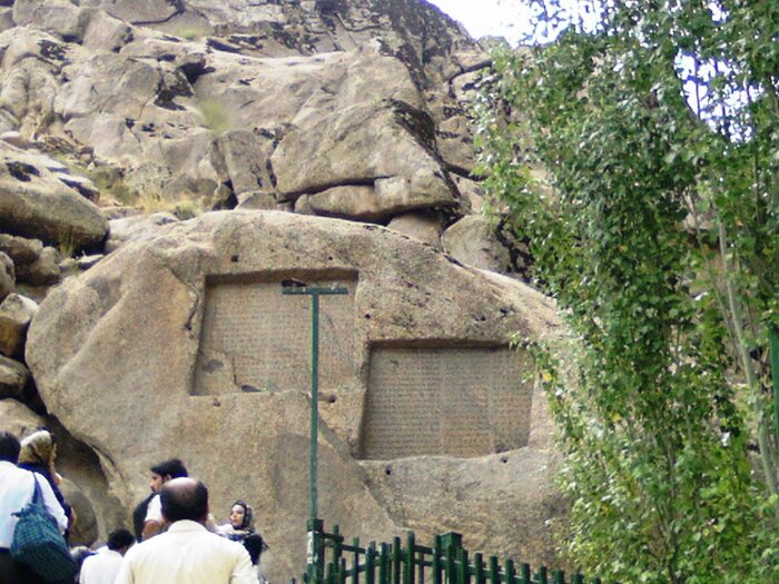 کتیبه‌های گنجنامه و غار علیصدر پُربازدیدترین جاذبه همدان در نوروز 1403