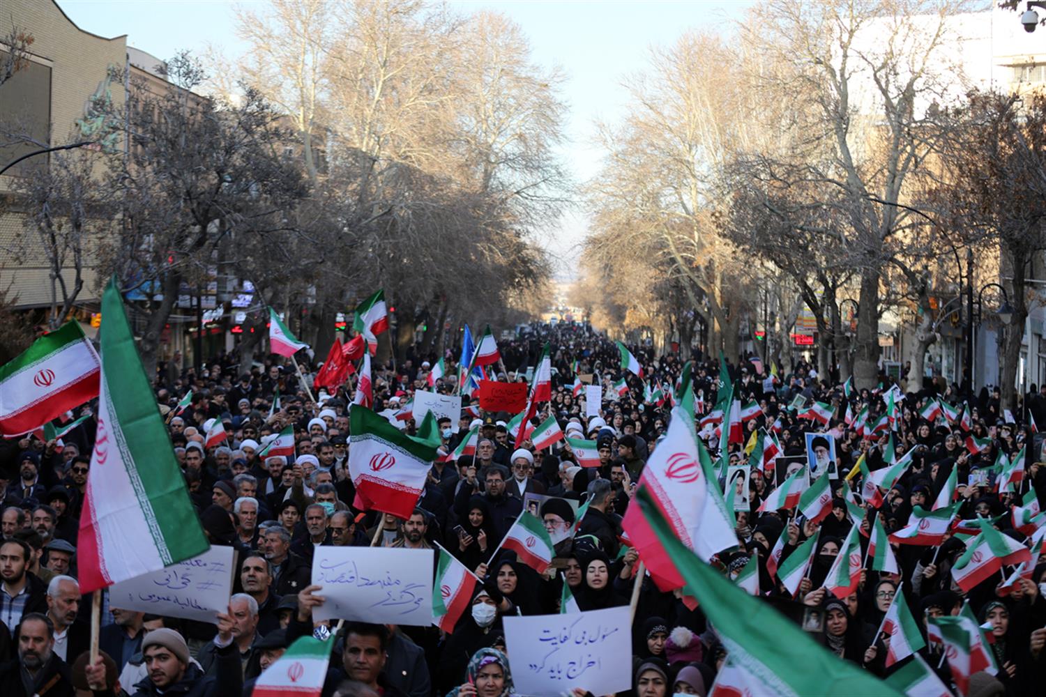 تجمع مردم همدان در محکومیت اغتشاشات اخیر و وضعیت معیشتی مردم