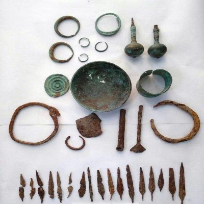 کشف 20 شیء تاریخی و دستگیری 3 حفار غیر مجاز در همدان