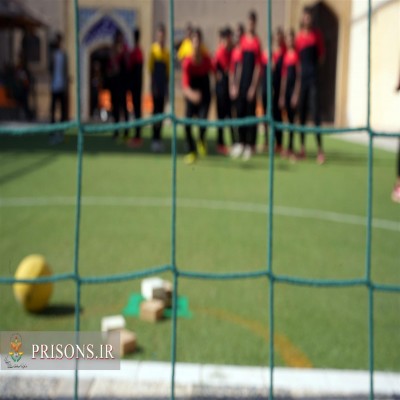 اهدای لباس‌ ورزشی به مددجویان کانون اصلاح و تربیت همدان