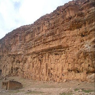 انبارهای 800 ساله گندم در دل صخره‌های روستای زید استان ایلام