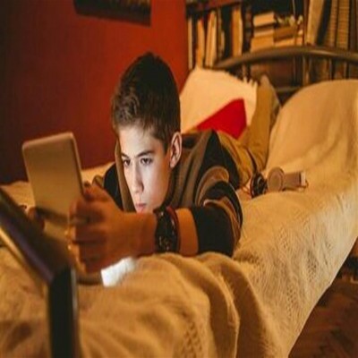 با فرزندی که فیلم مبتذل دیده، چطور رفتار کنیم؟