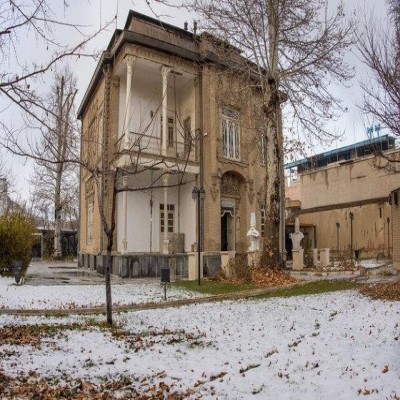 عمارت تاریخی منصوری ملایر درحال مرمت است